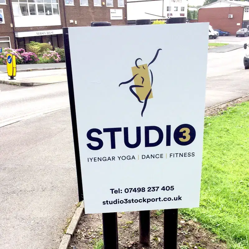Studio 3 dibond pavement sign
